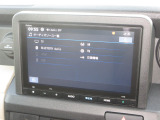 ナビゲーションは純正8インチメモリーナビ(VXM-245ZFEi)を装着しております。AM、FM、Bluetooth、フルセグTVがご使用いただけます。初めて訪れた場所でも安心ですね!