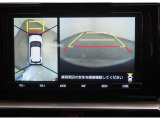 車両を上から見たような映像をディスプレイオーディオ画面に表示。運転席からの目視だけでは見にくい、車両周辺の状況をリアルタイムでしっかり確認できます。