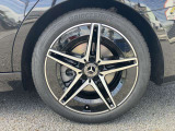 左後タイヤ。タイヤサイズは前225/45R18、後245/40R18。