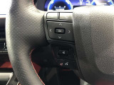 ステアリングスイッチ付きで、運転中に視線を前に向けたまま操作できます。