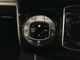 左右独立温度コントロールフルオートエアコンです。運転席、助手席それぞれで独立して温度設定ができます。