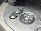 【電動格納ミラー】サイドミラーは電動格納式となっており、狭い駐車場でもキズがつくリスクを抑えられます。