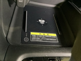 アクセサリーソケットの下にはワイヤレス充電器を装備してます。Qi(チー)規格対応のスマートフォンなどを置くだけでワイヤレスで充電可能です。