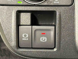 指先だけで簡単に操作が可能な電動パーキングブレーキを採用。「HOLD」スイッチを押すと、渋滞や信号待ちなどでブレーキペダルから足を離しても、ブレーキを保持するので安心です