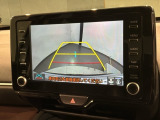 リバースギアに入れるだけで後方の表示へ切り替わります。夜間や雨の日の駐車も楽になりますよ。