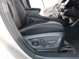 パワーシート搭載。微妙な調整が手軽にでき、ピッタリなポジションで運転することが可能です。