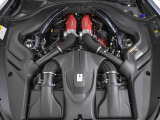搭載されたV8ツインターボエンジンは620馬力(カタログ値)を発揮します。