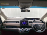 運転席は、大きな座面と包み込むような背もたれがドライバーの身体全体をしっかり支えます。上質なシート素材と座り心地のよいクッションを採用し、長時間の運転やコーナーの多い道も快適です