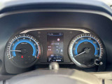 中央のカラーディスプレイで、必要な車両情報をすぐに確認することができます!