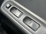 ◆パワーウィンドウスイッチ◆スイッチ操作で前席の窓を運転席から昇降可能!お子様の操作による思わぬトラブルを防止するウィンドウロック機能もあります!