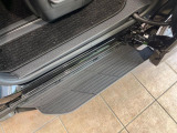 メーカーオプションの【ユニバーサルステップ】を装備。スライドドアと連動したステップにより、小さなお子様の乗り降りがし易くなります♪