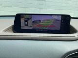 狭い場所での駐車やすれ違いなどでより的確な運転操作に役立つ360&deg;ビューモニターが装備されています。
