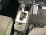 シンプルでとても使いやすいフロアシフトに、パーキングブレーキは電子制御パーキングブレーキです。