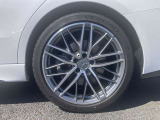 左後タイヤ。タイヤサイズは前245/40ZR19、後265/35R19。