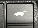 【パワーバックドア】スマートキーや運転席のボタンを押すだけでリアゲートが自動で開閉します!荷物を持っている時や、高い位置にあるバックドアを閉める際に便利な機能です♪