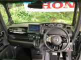 まぶしい日差しをやわらげる、青色のハーフシェイドフロントウィンドウがついています。また、プラズマクラスター技術搭載フルオートエアコンで快適です。