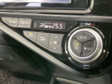 【オートエアコン】一度お好みの温度に設定すれば、車内の温度を検知し風量や温度を自動で調整。暑い&hellip;寒い&hellip;と何度もスイッチ操作をする必要はありません。快適な車内空間には必須の機能ですね♪