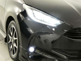 【LEDヘッドランプ】・・・消費電力の少ないLEDヘッドランプ。点灯してすぐに最大光量を発揮するのでトンネルなど周囲が急に暗くなった場合でも安心。