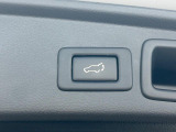 【パワーバックドア】スマートキーや運転席のボタンを押すだけでリアゲートが自動で開閉します!荷物を持っている時や、高い位置にあるバックドアを閉める際に便利な機能です♪