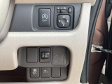 運転席ハンドル右側に様々な安全装置等のスイッチがございます。
