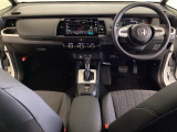 車内は光触媒抗菌消臭施工済です。インパネ周りはスタイリッシュなデザインで機能や装備も充実しています。グローブボックスやカップホルダーのほかにトレーなどたくさんの収納スペースが付いています。