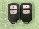 スマートキーを装備しています。鍵を差し込むことなくドアロックの開け閉めと、スタートボタン操作でのエンジンスタートができます。スペアキーも同じものを用意しております。