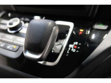 インパネシフトだから視線の移動も少なく足元もスッキリ♪運転席もゆったりしているのでゆとりを持ってドライブできますね!