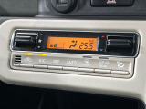【オートエアコン】一度お好みの温度に設定すれば、車内の温度を検知し風量や温度を自動で調整。暑い&hellip;寒い&hellip;と何度もスイッチ操作をする必要はありません。快適な車内空間には必須の機能ですね♪