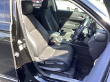 運転席は、大きな座面と包み込むような背もたれがドライバーの身体全体をしっかり支えます。上質なシート素材と座り心地のよいクッションを採用し、長時間の運転やコーナーの多い道も快適です。