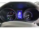 様々な情報を表示するマルチインフォメーションディスプレイ搭載。お洒落で見やすい二眼式のメーターです