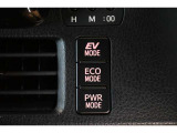 『EVモード』はモーターのみで走行しガソリンを消費しないハイブリッド車ならではの環境にも優しい走行です。ECOモード選択スイッチ装備!
