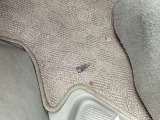 助手席側オプションマットに破れがございます。