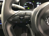 ステアリングスイッチ付きで、運転中に視線を前に向けたまま操作できます。