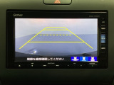 バックでの車庫入れも安心です! リアカメラが付いているバックモニター付のナビを装備しております。操作線もついており距離感も画面から確認できます。
