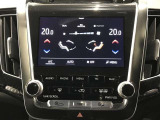 【オートエアコン】一度お好みの温度に設定すれば、車内の温度を検知し風量や温度を自動で調整してくれます。