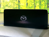 【10.25インチマツダコネクト】車内の雰囲気にマッチした大型ディスプレイ。スマホ接続でのナビ使用やBluetooth再生等、様々な機能が楽しめます。直感的なダイヤル操作が可能で、使い勝手も良好です。