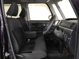 高いホールド性で運転姿勢が安定します。長距離ドライブでも疲れにくいのが魅力です。快適なドライビングライフをお送りください♪