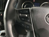 ステアリングスイッチ付きで、運転中に視線を前に向けたまま操作できます。