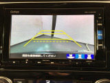 リバースギアに入れるだけで後方の表示へ切り替わります。夜間や雨の日の駐車も楽になりますよ。