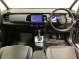 車内は光触媒抗菌消臭施工済です。インパネ周りはスタイリッシュなデザインです。グローブボックスやカップホルダーのほかにトレーなどたくさんの収納スペースが付いています。