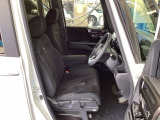 フロント広々、ベンチシートの運転席は、ハイトアジャスターが付いているので、快適にドライブができます。ハンドルはチルトステアリングで、ハンドル位置を上下に調節できます。