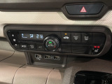 運転席側にはシートヒーターが付いています!寒い日に便利な装備ですね。