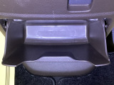 ちょっとした小物の置き場所に困らない、充実の収納。使いたい時にすぐ取り出せるから、ドライブがもっと快適に。毎日の運転を支える、頼もしい工夫です。