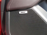 BOSEサウンドシステムを搭載。「良い音を出す」ではなく、その車種のごとに特徴を計算(車種専用設計)し、「反響音」を作り出すことによってどの座席でも自分中心で音が聴こえ、「心地よい空間」を作り出します。