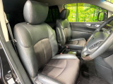 運転席まわりには十分なスペースがあり、大柄な方でもゆったり運転していただける環境です。