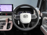 ステアリングハンドルです。オーディオコントロールスイッチが付いて運転中でも手元でオーディオの操作が出来て便利ですよ。