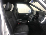 高いホールド性で運転姿勢が安定します。長距離ドライブでも疲れにくいのが魅力です。快適なドライビングライフをお送りください♪