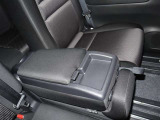 運転席側と助手席側の間の背もたれを倒すと収納機能付きの肘置きに変わります。