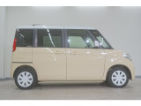 リアには左右スライドドアを採用。狭い駐車場でも開閉しやすく、強風の日でもドアが煽られにくくなっております。小さなお子さまやご年配の方も安心して乗り降りできます。