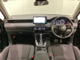 車内は光触媒抗菌消臭施工済です。スタイリッシュなデザインでスポーティなインパネ周りを演出します。グローブボックスやカップホルダーのほかにトレーなどたくさんの収納スペースが付いています。